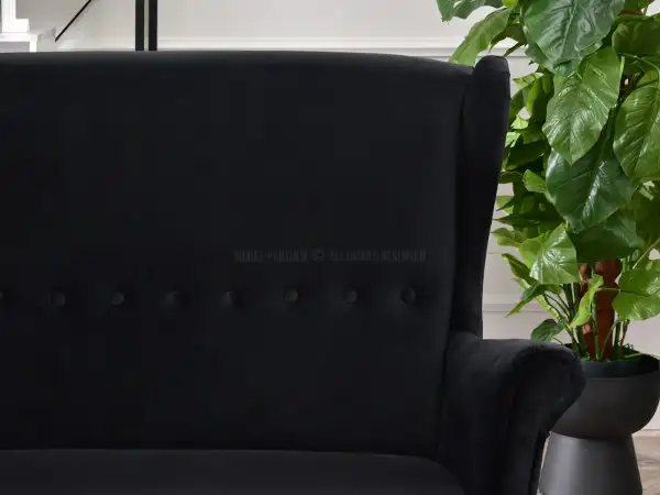Mała, elegancka i uniwersalna - czarna sofa idealna do każdego wnętrza!